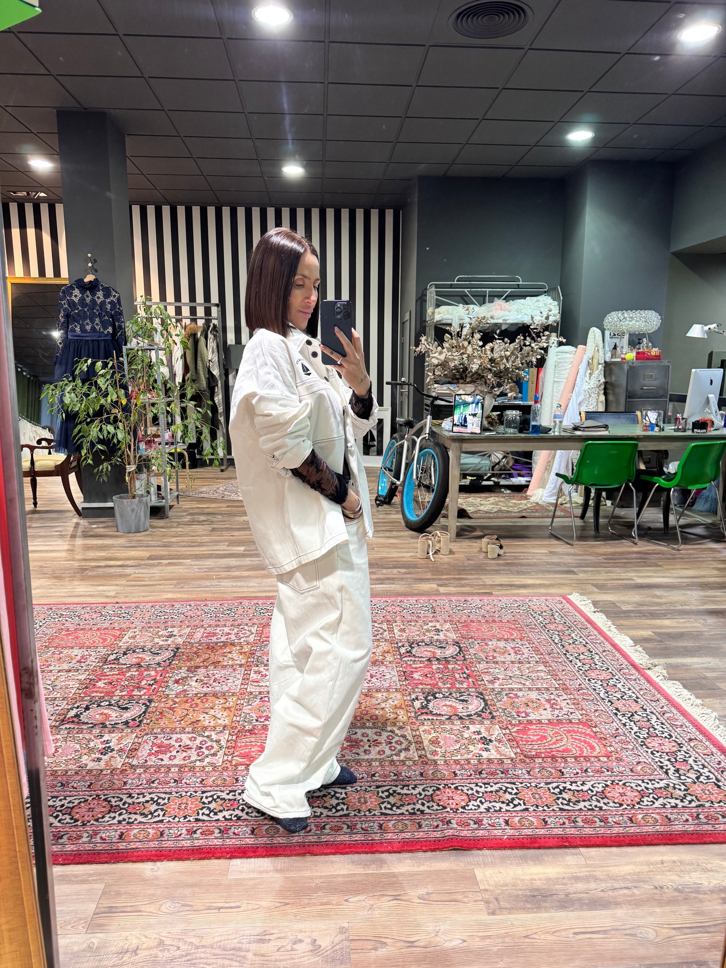 Sobre camisa blanca pespunte negro