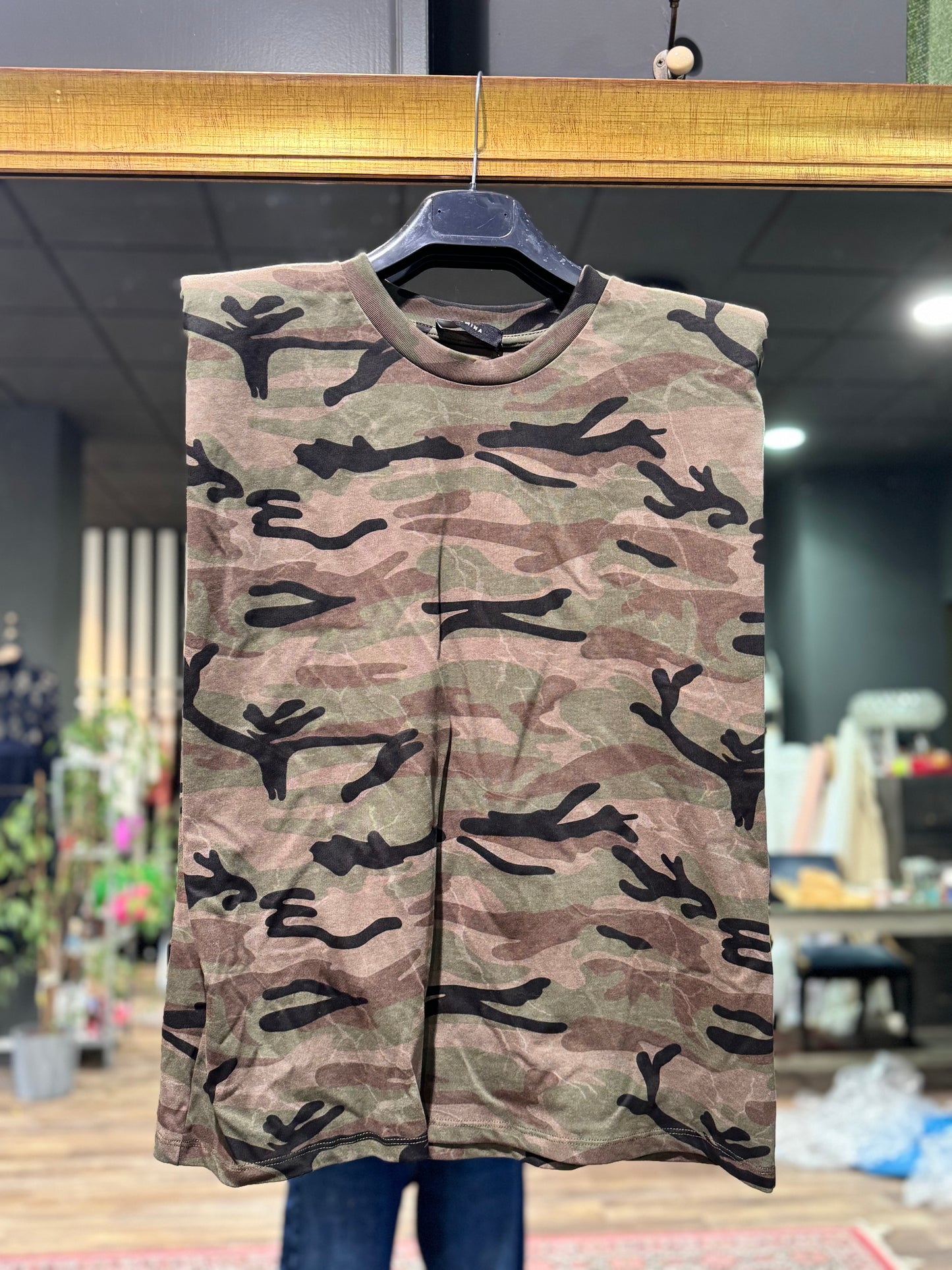 Camiseta camuflaje sin mangas hombreras