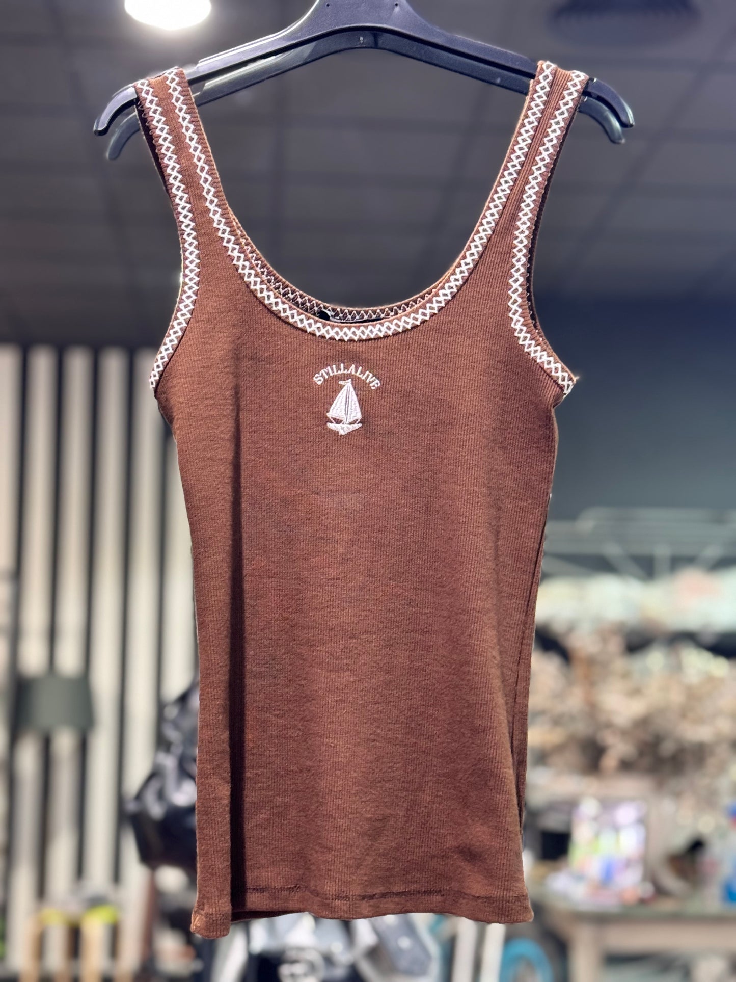 Camiseta tirantes marrón