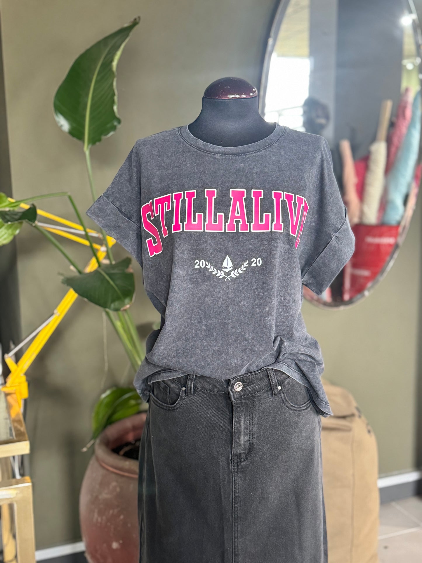 Camiseta STILLALIVE letras fucsia