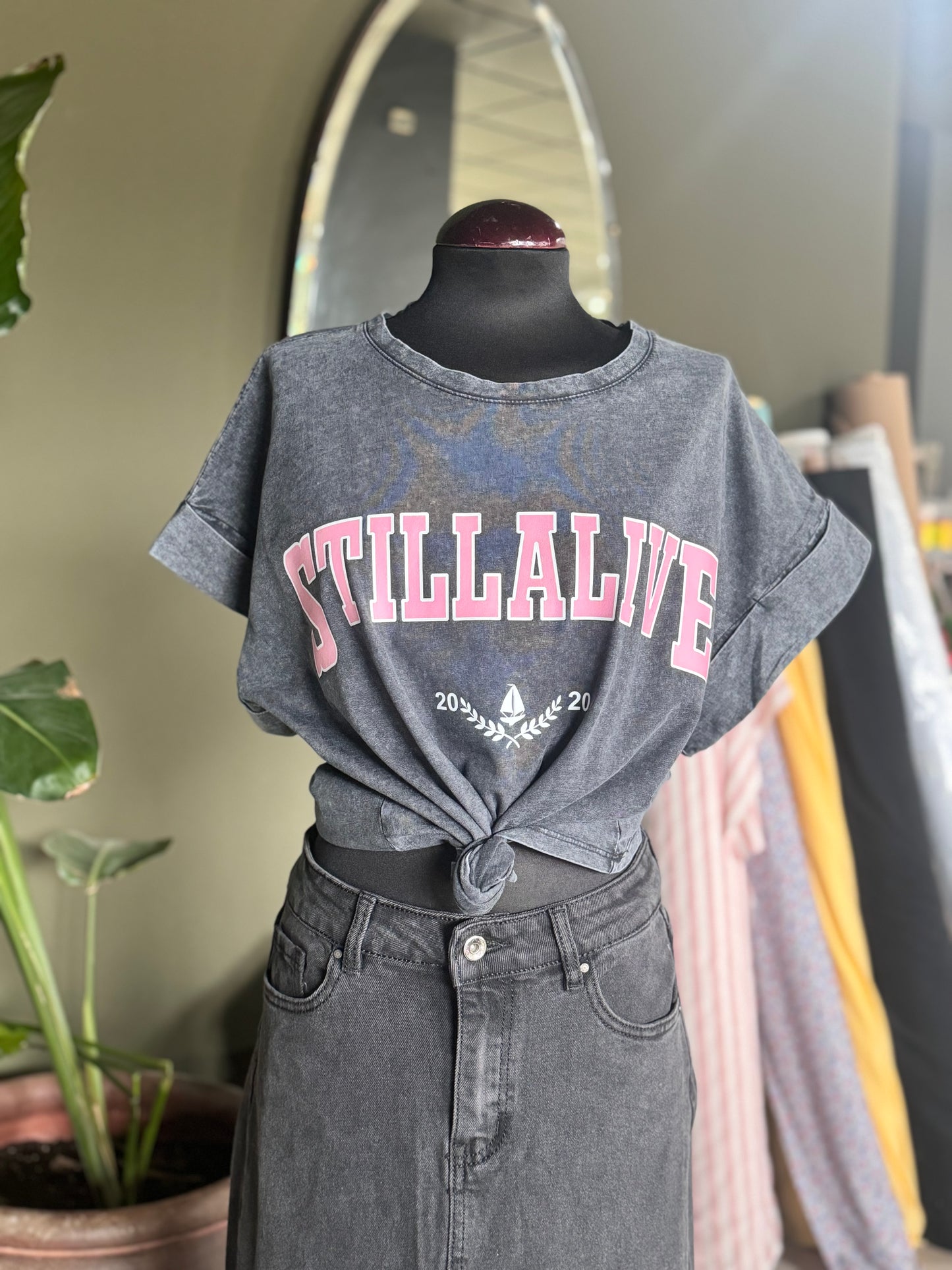 Camiseta STILLALIVE letras rosas