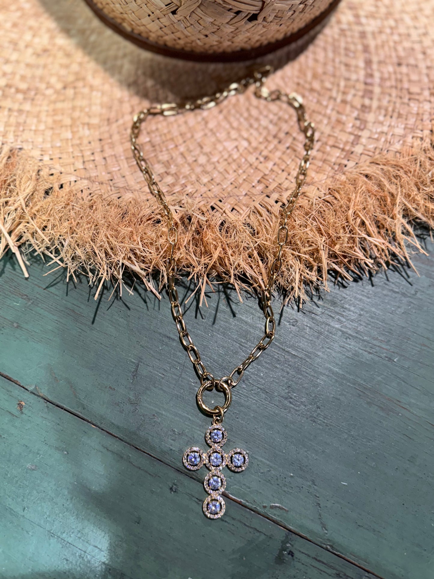 Collar cruz brillantes acero