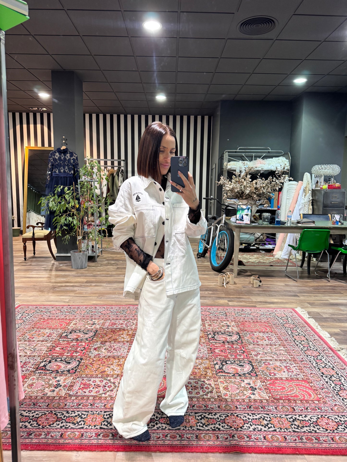 Sobre camisa blanca pespunte negro
