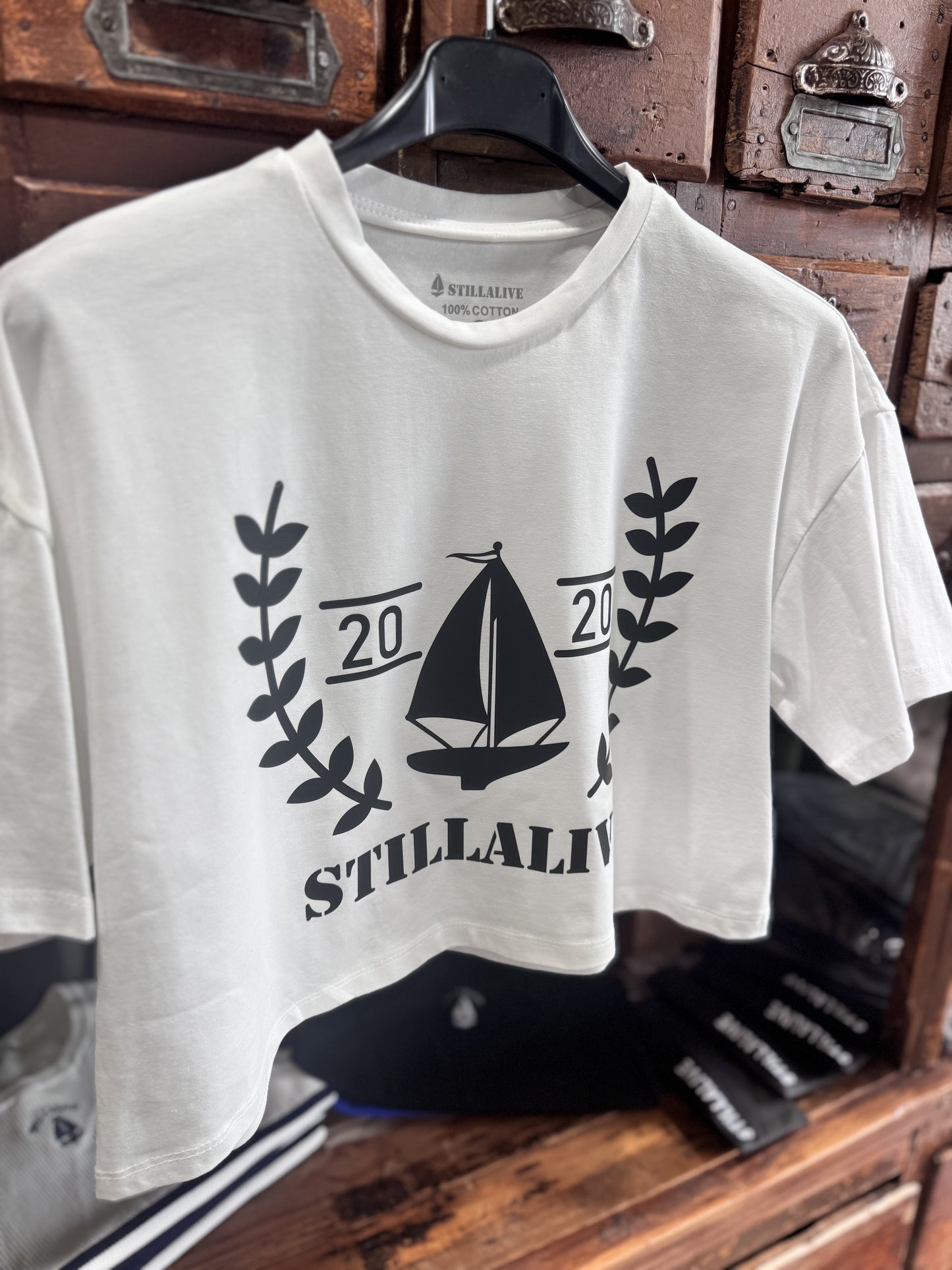Camiseta crop top Blanca logo negro