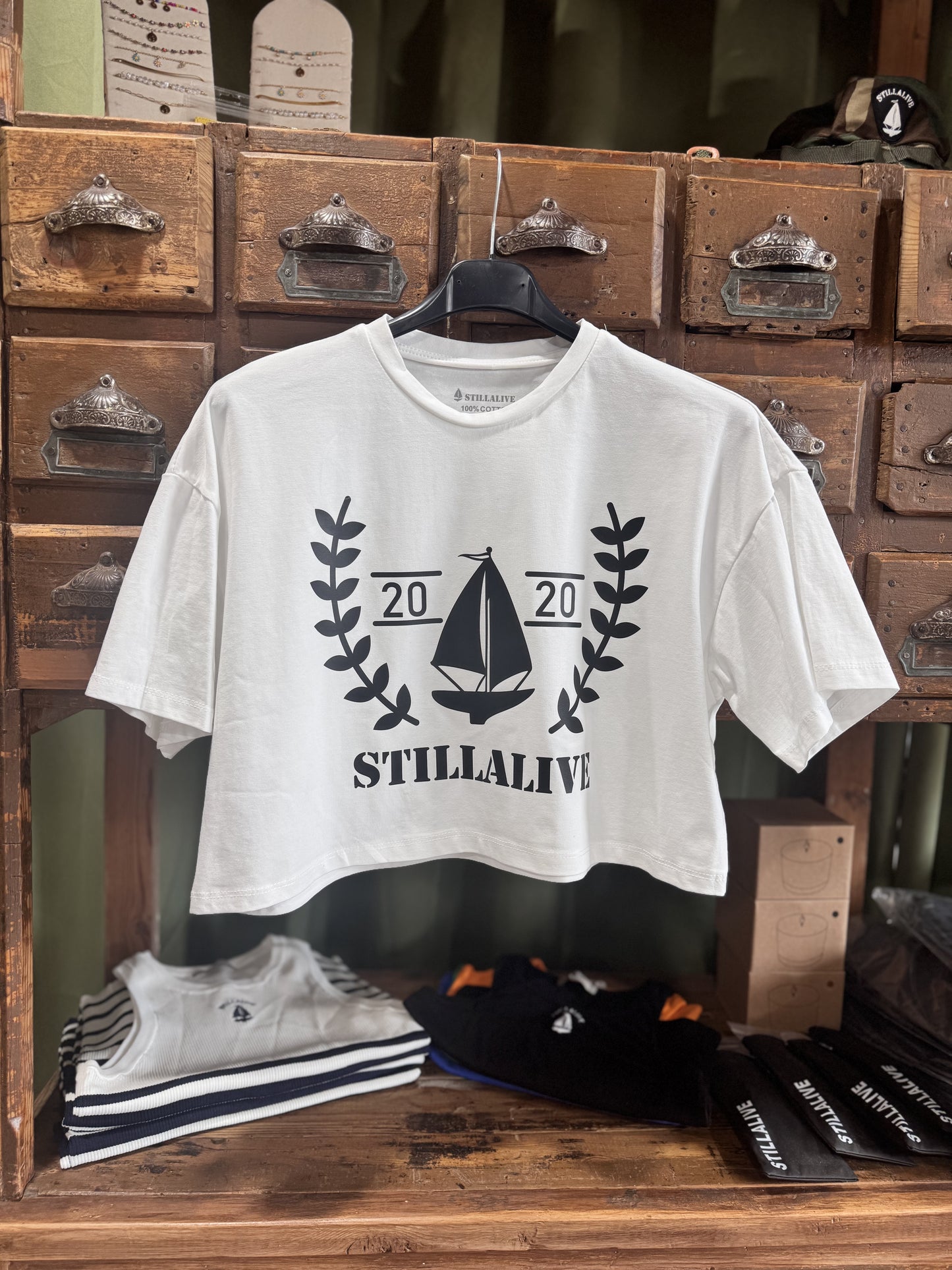 Camiseta crop top Blanca logo negro