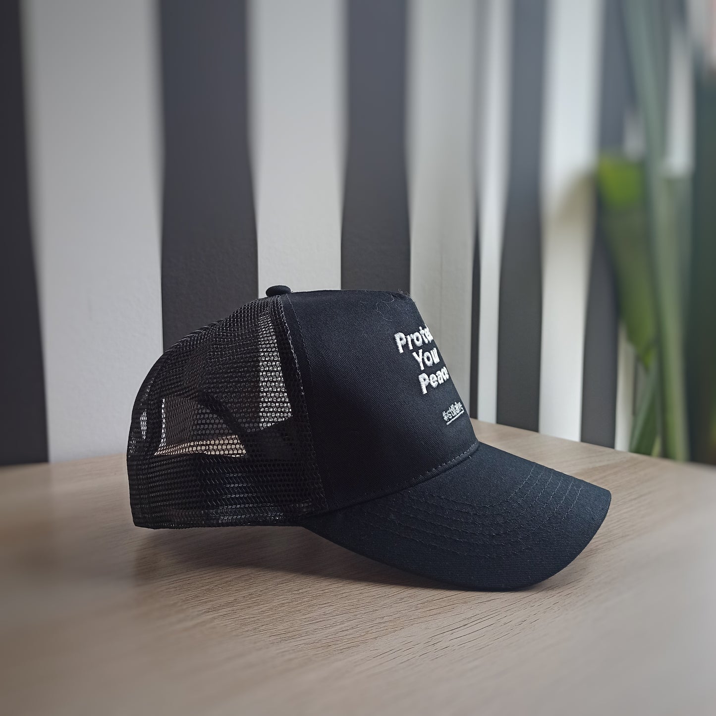 Gorra trucker negra "Protect your peace"