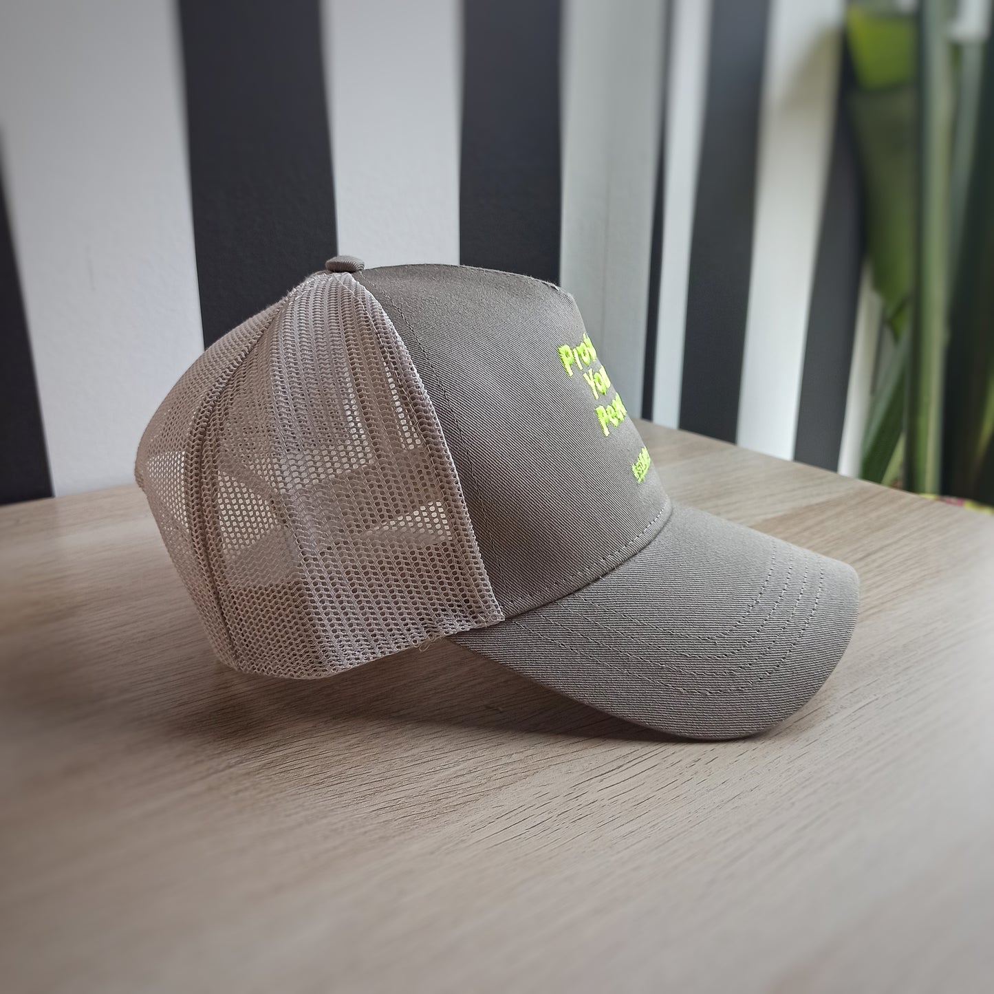 Gorra trucker beige "Protect your peace"