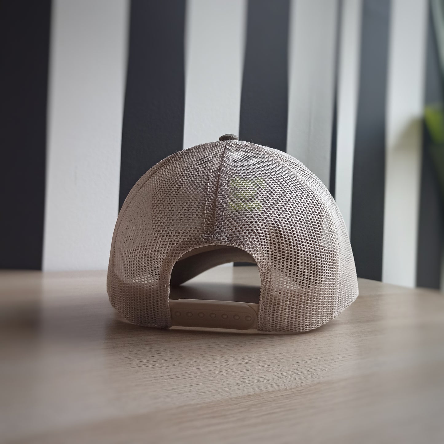 Gorra trucker beige "Protect your peace"