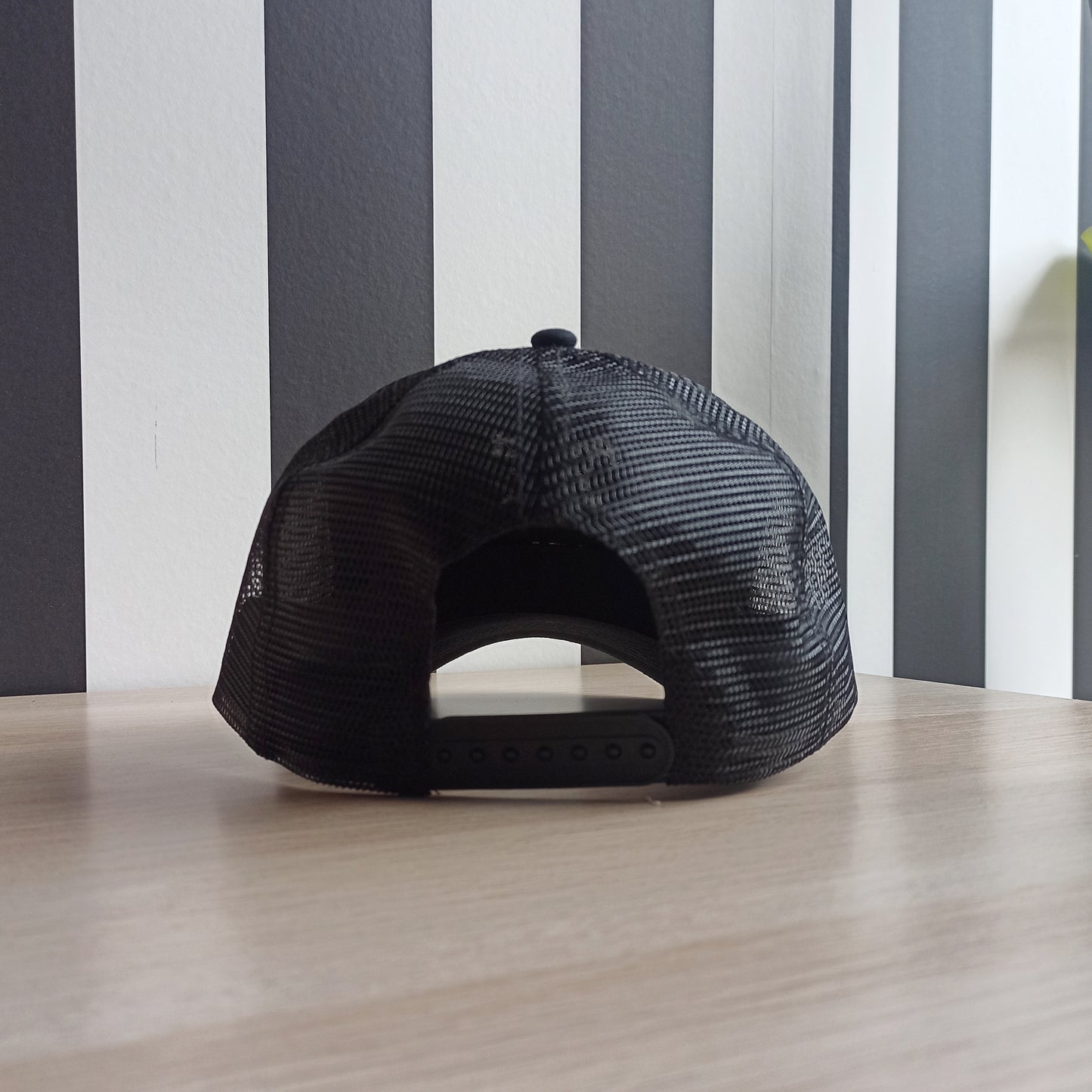 Gorra trucker negra "Protect your peace"