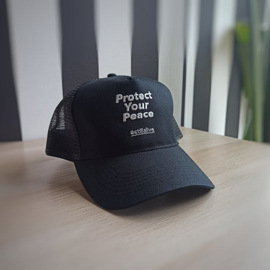 Gorra trucker negra "Protect your peace"